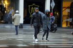 Amsterdam 16 november 2015
Frank Rijkaard met zijn vrouw Stephanie op straat in de regen.