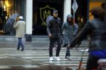 Amsterdam 16 november 2015
Frank Rijkaard met zijn vrouw Stephanie op straat in de regen.
