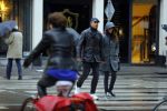Amsterdam 16 november 2015
Frank Rijkaard met zijn vrouw Stephanie op straat in de regen.