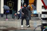 Amsterdam 16 november 2015
Frank Rijkaard met zijn vrouw Stephanie op straat in de regen.