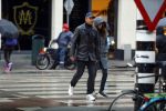 Amsterdam 16 november 2015
Frank Rijkaard met zijn vrouw Stephanie op straat in de regen.