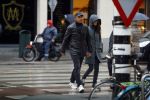 Amsterdam 16 november 2015
Frank Rijkaard met zijn vrouw Stephanie op straat in de regen.