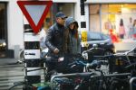Amsterdam 16 november 2015
Frank Rijkaard met zijn vrouw Stephanie op straat in de regen.