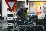Amsterdam 16 november 2015
Frank Rijkaard met zijn vrouw Stephanie op straat in de regen.