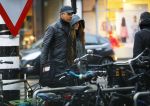 Amsterdam 16 november 2015
Frank Rijkaard met zijn vrouw Stephanie op straat in de regen.