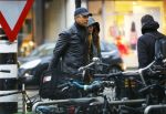 Amsterdam 16 november 2015
Frank Rijkaard met zijn vrouw Stephanie op straat in de regen.