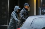 Amsterdam 16 november 2015
Frank Rijkaard met zijn vrouw Stephanie op straat in de regen.