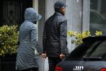 Amsterdam 16 november 2015
Frank Rijkaard met zijn vrouw Stephanie op straat in de regen.