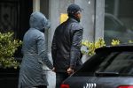 Amsterdam 16 november 2015
Frank Rijkaard met zijn vrouw Stephanie op straat in de regen.