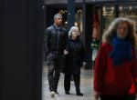 Amsterdam 21 oktober 2015
Frank Rijkaard aan het winkelen met zijn moeder in het gelderlandplein