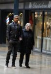 Amsterdam 21 oktober 2015
Frank Rijkaard aan het winkelen met zijn moeder in het gelderlandplein
