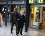Amsterdam 21 oktober 2015
Frank Rijkaard aan het winkelen met zijn moeder in het gelderlandplein