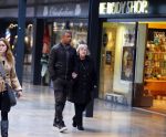 Amsterdam 21 oktober 2015
Frank Rijkaard aan het winkelen met zijn moeder in het gelderlandplein