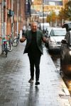 Amsterdam 13 november 2015  
Presentatie kookboek Gordon bij blushing Amsterdam.
John v d Heuvel reikt het uit.