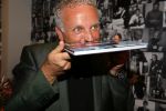 Amsterdam 13 november 2015  
Presentatie kookboek Gordon bij blushing Amsterdam.
John v d Heuvel reikt het uit.