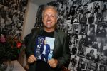 Amsterdam 13 november 2015  
Presentatie kookboek Gordon bij blushing Amsterdam.
John v d Heuvel reikt het uit.