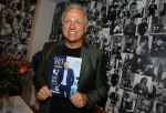 Amsterdam 13 november 2015  
Presentatie kookboek Gordon bij blushing Amsterdam.
John v d Heuvel reikt het uit.