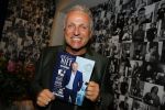 Amsterdam 13 november 2015  
Presentatie kookboek Gordon bij blushing Amsterdam.
John v d Heuvel reikt het uit.