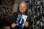 Amsterdam 13 november 2015  
Presentatie kookboek Gordon bij blushing Amsterdam.
John v d Heuvel reikt het uit.