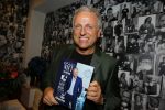 Amsterdam 13 november 2015  
Presentatie kookboek Gordon bij blushing Amsterdam.
John v d Heuvel reikt het uit.