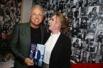 Amsterdam 13 november 2015  
Presentatie kookboek Gordon bij blushing Amsterdam.
John v d Heuvel reikt het uit. Gordon met uitgeeftser