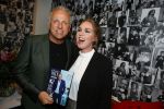 Amsterdam 13 november 2015  
Presentatie kookboek Gordon bij blushing Amsterdam.
John v d Heuvel reikt het uit. Gordon met uitgeeftser