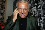 Amsterdam 13 november 2015  
Presentatie kookboek Gordon bij blushing Amsterdam.
John v d Heuvel reikt het uit.