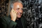 Amsterdam 13 november 2015  
Presentatie kookboek Gordon bij blushing Amsterdam.
John v d Heuvel reikt het uit.