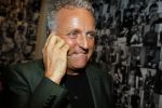 Amsterdam 13 november 2015  
Presentatie kookboek Gordon bij blushing Amsterdam.
John v d Heuvel reikt het uit.