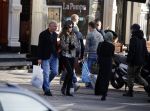 Amsterdam 30 oktober 2015
Harry Mens met zijn Bulgaarse vriendin aan het winkelen in Amsterdam.