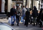 Amsterdam 30 oktober 2015
Harry Mens met zijn Bulgaarse vriendin aan het winkelen in Amsterdam.