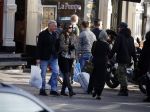 Amsterdam 30 oktober 2015
Harry Mens met zijn Bulgaarse vriendin aan het winkelen in Amsterdam.
