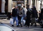 Amsterdam 30 oktober 2015
Harry Mens met zijn Bulgaarse vriendin aan het winkelen in Amsterdam.