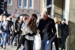 Amsterdam 30 oktober 2015
Harry Mens met zijn Bulgaarse vriendin aan het winkelen in Amsterdam.