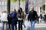 Amsterdam 30 oktober 2015
Harry Mens met zijn Bulgaarse vriendin aan het winkelen in Amsterdam.