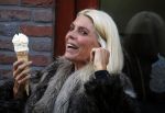 Amsterdam 31 oktober 2015
Judith Osborn eet een ijsje