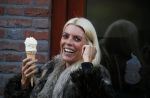 Amsterdam 31 oktober 2015
Judith Osborn eet een ijsje