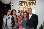 Amsterdam 16 oktober 2015
Katja Schuurman opent return to sender winkel op westergasfabriek terrein in Amsterdam. Haar vriend Freek v Noordwijk doet de catering. Katja met ouders dochter Sammie en Birgit Schuurman