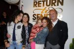 Amsterdam 16 oktober 2015
Katja Schuurman opent return to sender winkel op westergasfabriek terrein in Amsterdam. Haar vriend Freek v Noordwijk doet de catering. Katja met ouders dochter Sammie en Birgit Schuurman