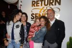 Amsterdam 16 oktober 2015
Katja Schuurman opent return to sender winkel op westergasfabriek terrein in Amsterdam. Haar vriend Freek v Noordwijk doet de catering. Katja met ouders dochter Sammie en Birgit Schuurman