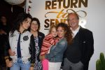 Amsterdam 16 oktober 2015
Katja Schuurman opent return to sender winkel op westergasfabriek terrein in Amsterdam. Haar vriend Freek v Noordwijk doet de catering. Katja met ouders dochter Sammie en Birgit Schuurman