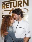 Amsterdam 16 oktober 2015
Katja Schuurman opent return to sender winkel op westergasfabriek terrein in Amsterdam. Haar vriend Freek v Noordwijk doet de catering.