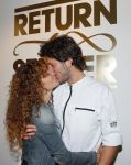 Amsterdam 16 oktober 2015
Katja Schuurman opent return to sender winkel op westergasfabriek terrein in Amsterdam. Haar vriend Freek v Noordwijk doet de catering.