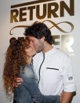 Amsterdam 16 oktober 2015
Katja Schuurman opent return to sender winkel op westergasfabriek terrein in Amsterdam. Haar vriend Freek v Noordwijk doet de catering.