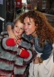 Amsterdam 16 oktober 2015
Katja Schuurman opent return to sender winkel op westergasfabriek terrein in Amsterdam. Haar vriend Freek v Noordwijk doet de catering. Katja met dochter Sammie