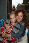 Amsterdam 16 oktober 2015
Katja Schuurman opent return to sender winkel op westergasfabriek terrein in Amsterdam. Haar vriend Freek v Noordwijk doet de catering. Katja met dochter Sammie