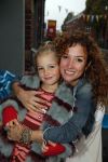 Amsterdam 16 oktober 2015
Katja Schuurman opent return to sender winkel op westergasfabriek terrein in Amsterdam. Haar vriend Freek v Noordwijk doet de catering. Katja met dochter Sammie