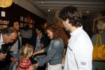Amsterdam 16 oktober 2015
Katja Schuurman opent return to sender winkel op westergasfabriek terrein in Amsterdam. Haar vriend Freek v Noordwijk doet de catering. Katja met dochter Sammie