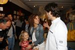 Amsterdam 16 oktober 2015
Katja Schuurman opent return to sender winkel op westergasfabriek terrein in Amsterdam. Haar vriend Freek v Noordwijk doet de catering. Katja met dochter Sammie
