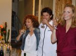 Amsterdam 16 oktober 2015
Katja Schuurman opent return to sender winkel op westergasfabriek terrein in Amsterdam. Haar vriend Freek v Noordwijk doet de catering.